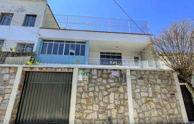 Imagem: A casa possui 4 Dormitórios, 2 Banheiros, 3 Vagas na garagem