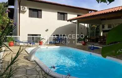 Imagem: A casa possui 4 Dormitórios, 3 Banheiros, 4 Vagas na garagem