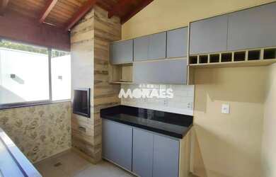 Imagem: A casa em condomínio possui 3 Dormitórios, 2 Banheiros, 2