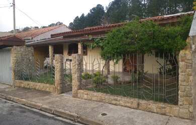 Imagem: A casa possui 3 Dormitórios, 2 Banheiros, 2 Vagas na garagem
