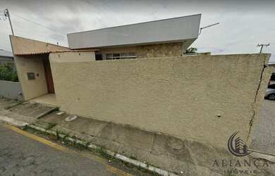 Imagem: A casa possui 4 Dormitórios, 2 Banheiros, 2 Vagas na garagem