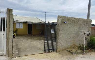 Imagem: A casa possui 3 Dormitórios, 2 Banheiros, 4 Vagas na garagem