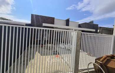 Imagem: A casa possui 3 Dormitórios, 1 Banheiro, 1 Vaga na garagem