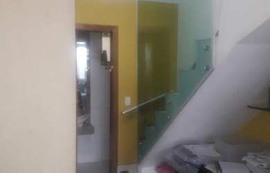 Imagem: A casa possui 4 Dormitórios, 5 Banheiros, 4 Vagas na garagem