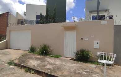 Imagem: A casa possui 4 Dormitórios, 3 Banheiros, 2 Vagas na garagem