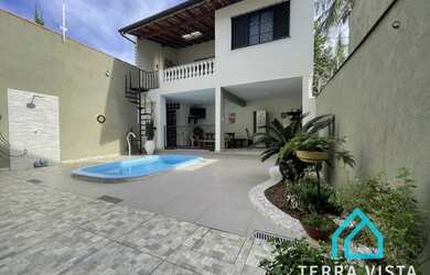 Imagem: A casa possui 3 Dormitórios, 3 Banheiros, 3 Vagas na garagem