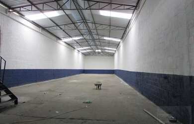 Imagem: O depósito possui 2 Vagas na garagem, 387m² de Área e está