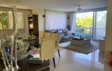 Imagem: A casa possui 4 Dormitórios, 5 Banheiros, 4 Vagas na garagem