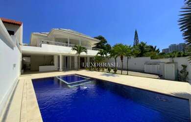 Imagem: A casa em condomínio possui 4 Dormitórios, 5 Banheiros, 2