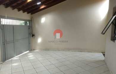 Imagem: A casa possui 3 Dormitórios, 2 Banheiros, 2 Vagas na garagem