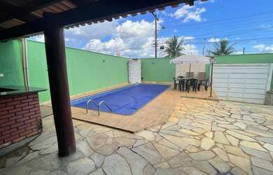 Imagem: A casa possui 3 Dormitórios, 3 Banheiros, 4 Vagas na garagem