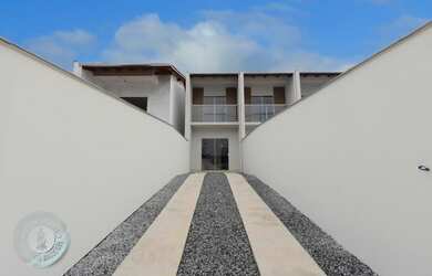 Imagem: A casa possui 2 Dormitórios, 1 Banheiro, 2 Vagas na garagem