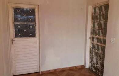 Imagem: A casa possui 2 Dormitórios, 1 Banheiro e está localizado