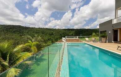 Imagem: A casa em condomínio possui 5 Dormitórios, 5 Banheiros, 580m²