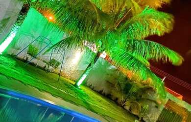 Imagem: A casa possui 4 Dormitórios, 4 Banheiros, 5 Vagas na garagem