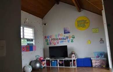 Imagem: A casa possui 3 Dormitórios, 1 Banheiro, 2 Vagas na garagem