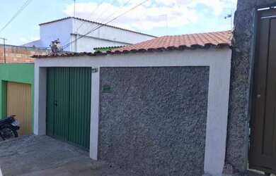 Imagem: A casa possui 3 Dormitórios, 1 Banheiro, 1 Vaga na garagem