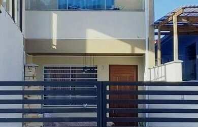 Imagem: A casa possui 2 Dormitórios, 1 Banheiro, 2 Vagas na garagem