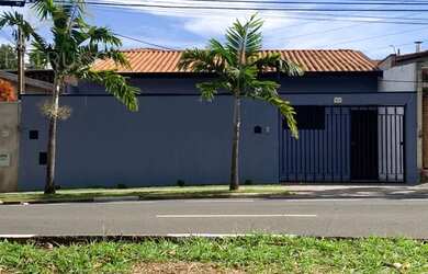 Imagem: A casa possui 2 Dormitórios, 2 Banheiros, 2 Vagas na garagem