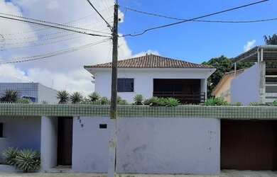 Imagem: A casa possui 4 Dormitórios, 4 Banheiros, 4 Vagas na garagem