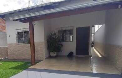 Imagem: A casa possui 3 Dormitórios, 2 Banheiros, 2 Vagas na garagem