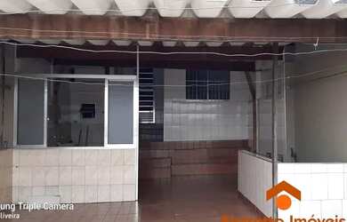 Imagem: A casa possui 3 Dormitórios, 1 Banheiro, 2 Vagas na garagem