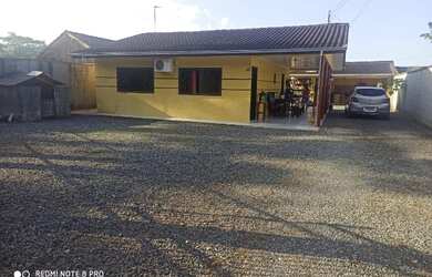 Imagem: A casa possui 3 Dormitórios, 2 Banheiros, 1 Vaga na garagem