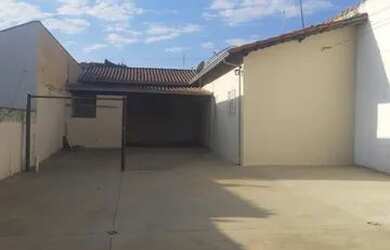 Imagem: A casa possui 3 Dormitórios, 1 Banheiro, 2 Vagas na garagem