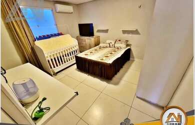 Imagem: A casa possui 4 Dormitórios, 5 Banheiros, 2 Vagas na garagem