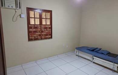 Imagem: A casa possui 3 Dormitórios, 2 Banheiros, 1 Vaga na garagem