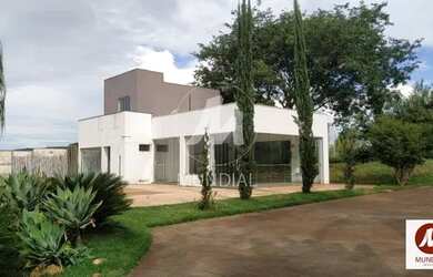 Imagem: O depósito possui 4 Vagas na garagem e 275m² de Área e está