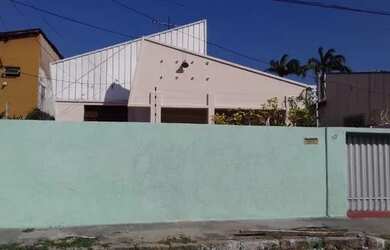 Imagem: A casa possui 4 Dormitórios, 3 Banheiros, 343m² de Área e