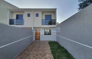 Imagem: A casa possui 3 Dormitórios, 2 Banheiros, 1 Vaga na garagem