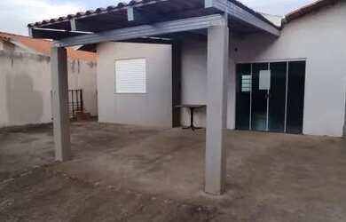 Imagem: A casa possui 2 Dormitórios, 1 Banheiro, 2 Vagas na garagem