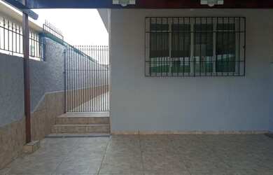 Imagem: A casa possui 2 Dormitórios, 2 Banheiros, 2 Vagas na garagem