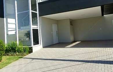 Imagem 2: Casa no Village Damha. Piscina, Varanda, Guarda roupae302m² de Área