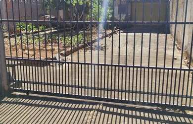 Imagem: A casa possui 2 Dormitórios, 2 Banheiros, 4 Vagas na garagem