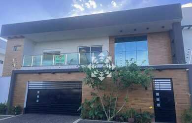 Imagem: A casa possui 3 Dormitórios, 4 Banheiros, 700m² de Área