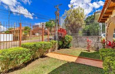 Imagem 3: Espaço, Sol e Tradição Casa Clássica com 6 Dormitórios em Terreno...