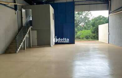 Imagem: O depósito possui 3 Vagas na garagem e 310m² de Área e está