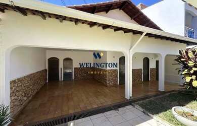 Imagem: A casa possui 3 Dormitórios, 1 Banheiro, 3 Vagas na garagem