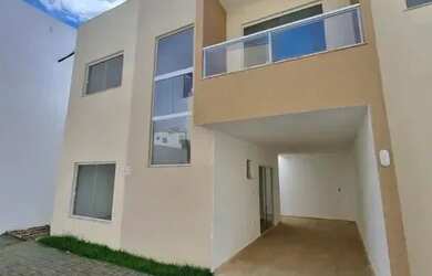 Imagem: A casa possui 3 Dormitórios, 1 Banheiro, 2 Vagas na garagem