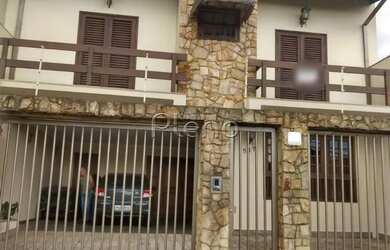 Imagem: A casa possui 4 Dormitórios, 3 Banheiros, 4 Vagas na garagem