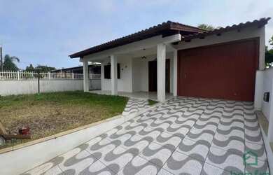 Imagem: A casa possui 4 Dormitórios, 2 Banheiros, 3 Vagas na garagem