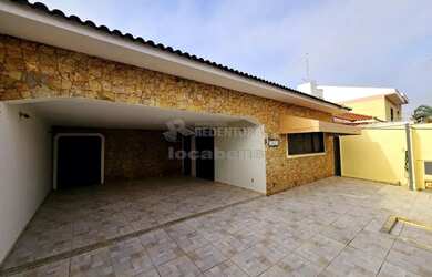 Imagem: A casa possui 4 Dormitórios, 4 Banheiros, 4 Vagas na garagem