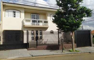 Imagem: A casa possui 4 Dormitórios, 3 Banheiros, 3 Vagas na garagem