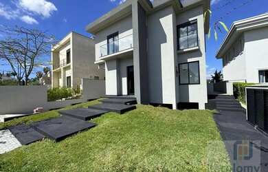 Imagem: A casa em condomínio possui 4 Dormitórios, 5 Banheiros, 2