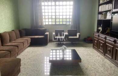 Imagem: O depósito possui 5 Vagas na garagem e 207m² de Área e está