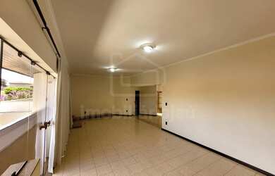 Imagem: A casa possui 4 Dormitórios, 3 Banheiros, 3 Vagas na garagem