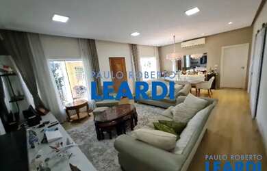 Imagem: A casa possui 4 Dormitórios, 5 Banheiros, 3 Vagas na garagem